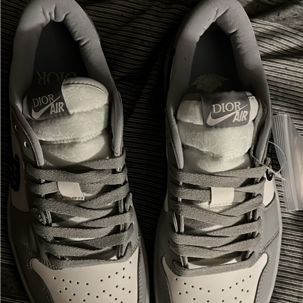 Dior Gray Sneakers with Unique Lacing System - Picture 5 of 9